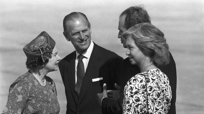 Isabel II y su marido junto a los Reyes de España en Palma en 1998.