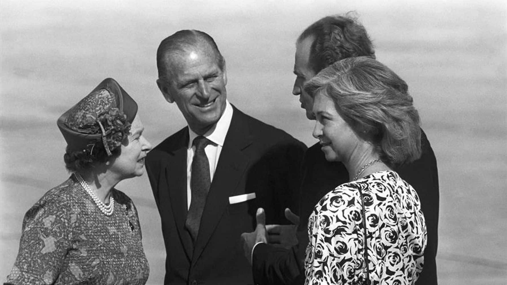 Isabel II y su marido junto a los Reyes de España en Palma en 1998.