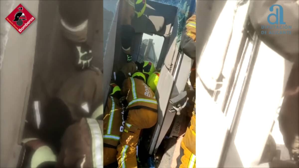 Aparatoso rescate del conductor de una hormigonera que volcó en Gata de Gorgos (Alicante)