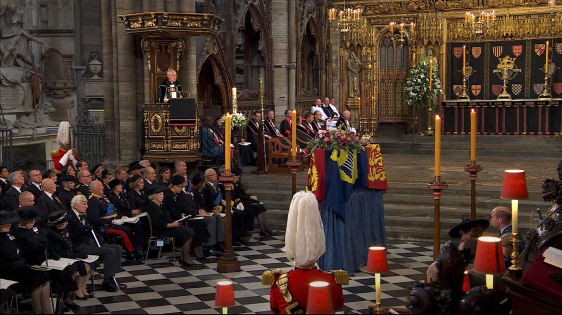 Los reyes Felipe y Letizia, junto a Juan Carlos y Sofía, durante el entierro de Isabel II.