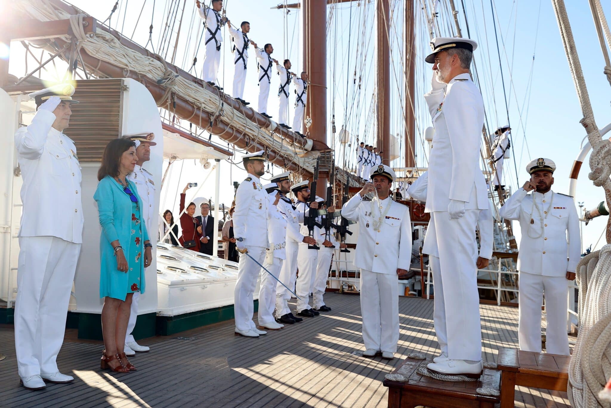 El Rey embarca en el Buque Escuela Juan Sebastián de Elcano.