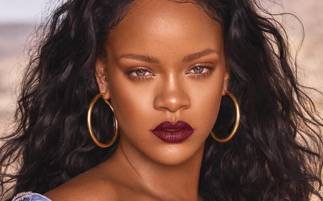 Rihanna promocionando productos de su marca Fentu Beauty en su Instagram con una foto retrato de ella