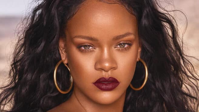 Rihanna promocionando productos de su marca Fentu Beauty en su Instagram con una foto retrato de ella
