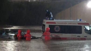 Muere un policía arrastrado por la corriente durante el rescate de un coche atrapado por el agua