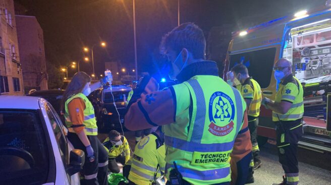 El Samur atiende al hombre tiroteado en Madrid.