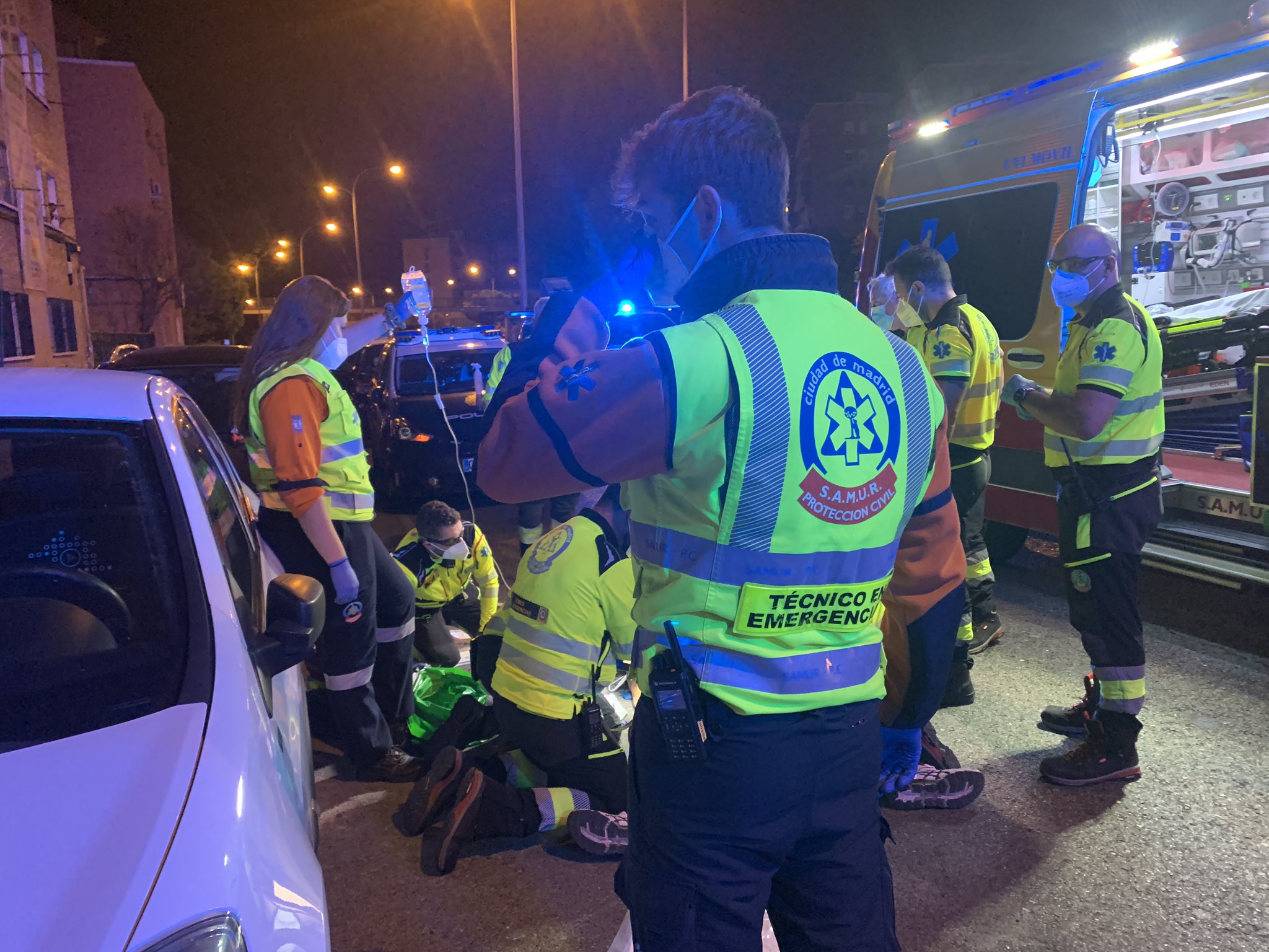 El Samur atiende al hombre tiroteado en Madrid.