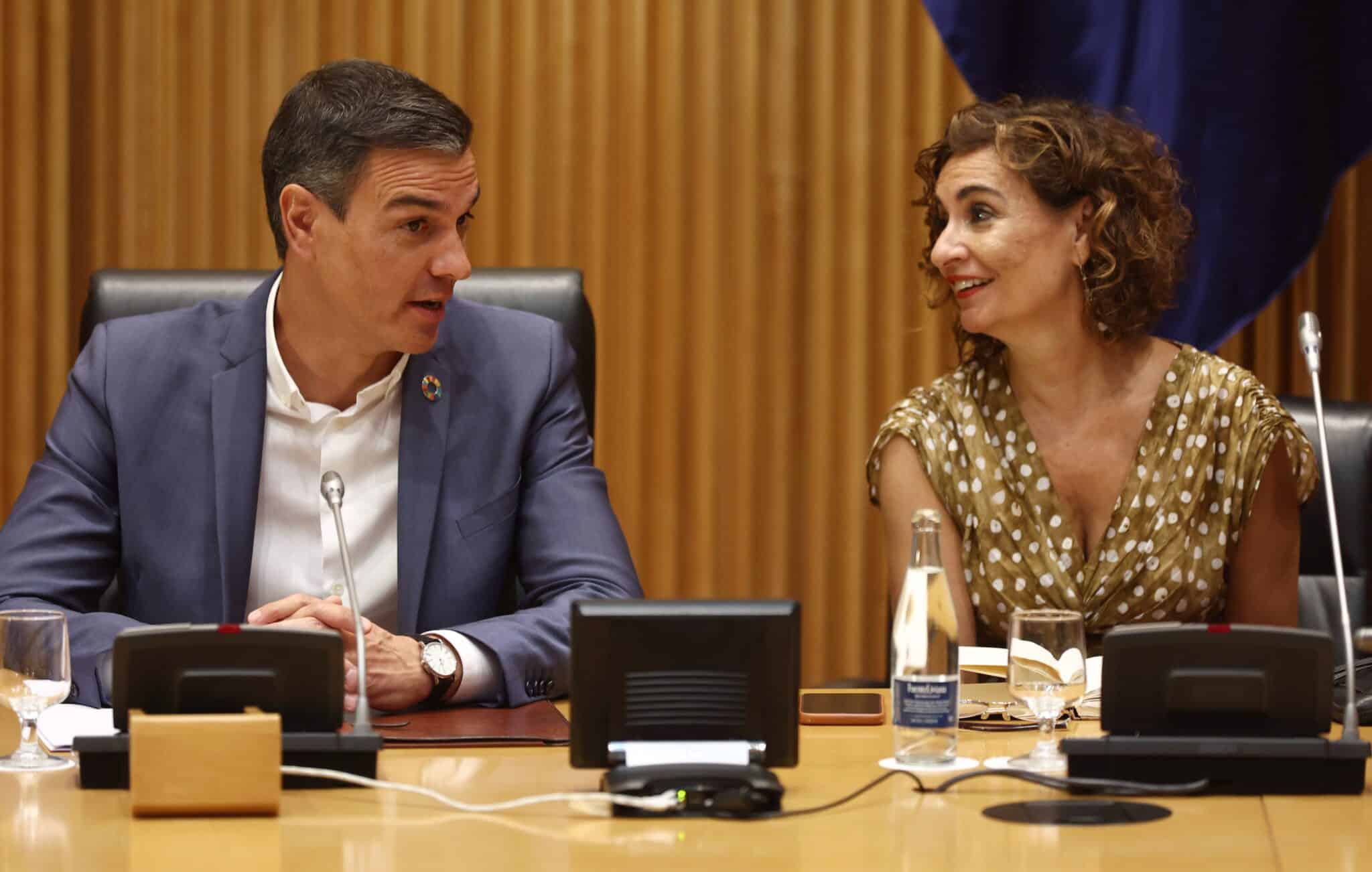 El presidente del Gobierno, Pedro Sánchez y la ministra de Hacienda y Función Pública, María Jesús Montero, durante la reunión interparlamentaria del Grupo Socialista, en el Congreso.