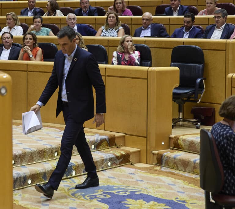 Sánchez califica a Feijóo de "insolvente" y le ataca con argumentos de Podemos