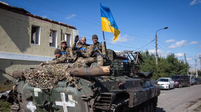 Soldados ucranianos ruedan en tanque en la ciudad liberada de Izium, en la región de Járkov.