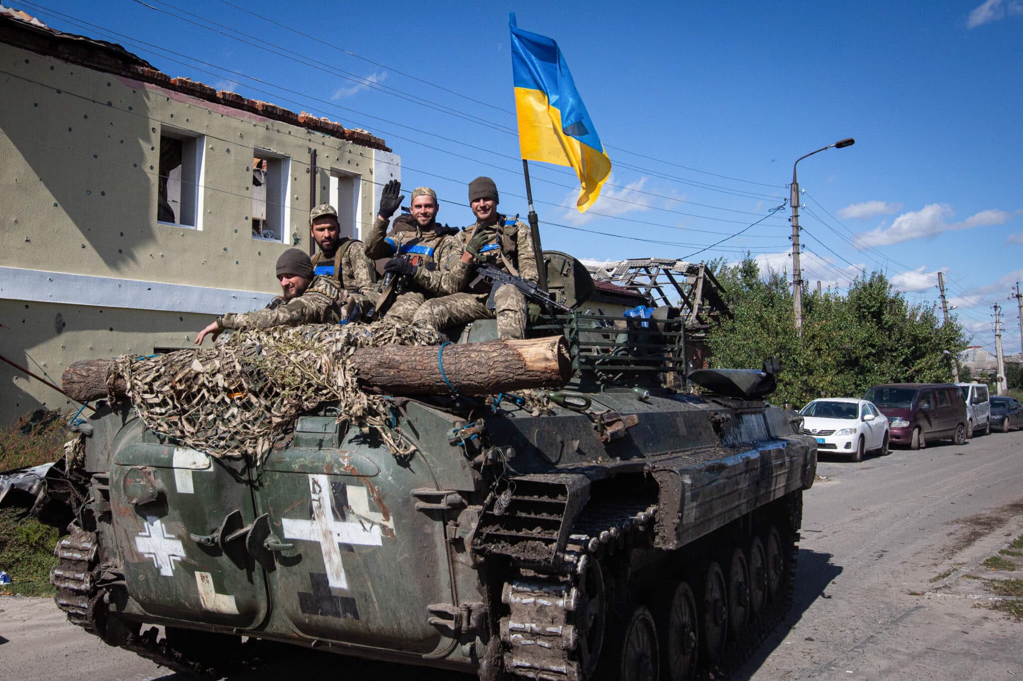 Soldados ucranianos ruedan en tanque en la ciudad liberada de Izium, en la región de Járkov.