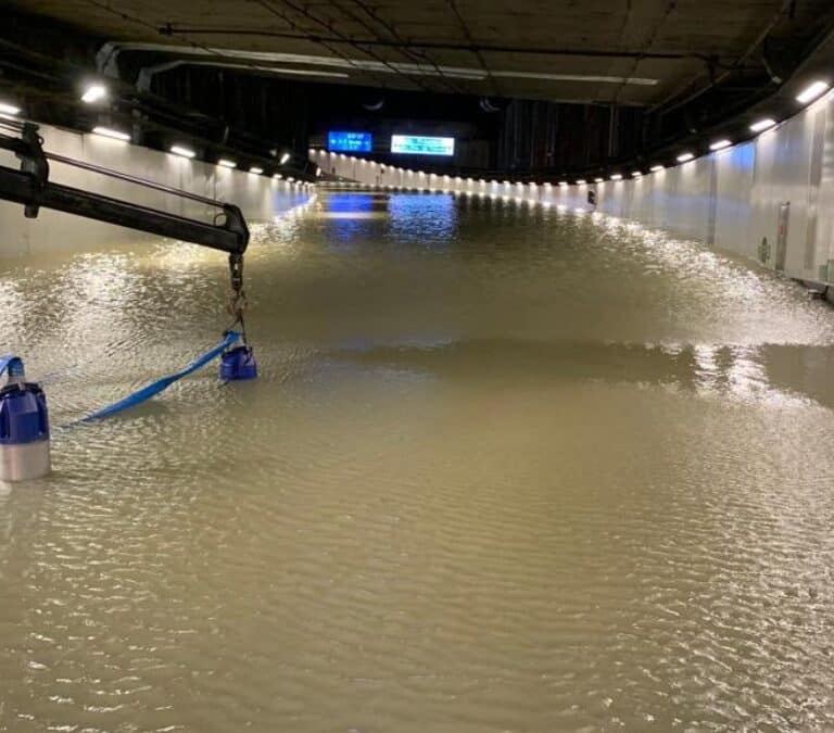 Las inundaciones en Madrid bloquean varios tramos de la M-30