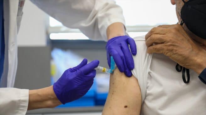 Una persona se vacuna de gripe en Madrid en otoño de 2021