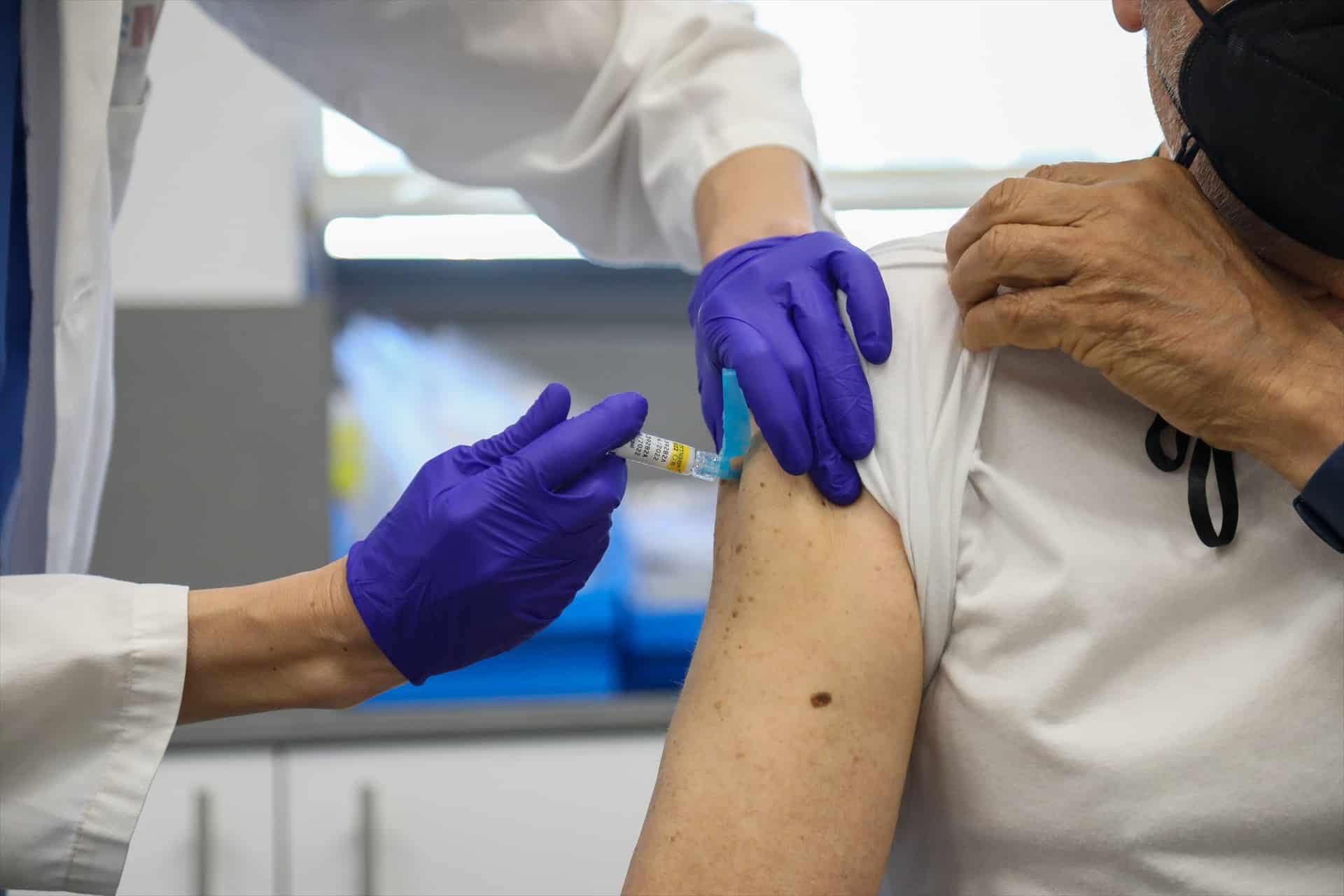 Una persona se vacuna de gripe en Madrid en otoño de 2021