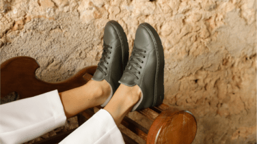 La marca española de calzado que revoluciona el sector con las primeras zapatillas fabricadas con piel de uva
