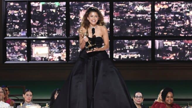 Zendaya recogiendo su premio por Euphoria en los Premios Emmy 2022