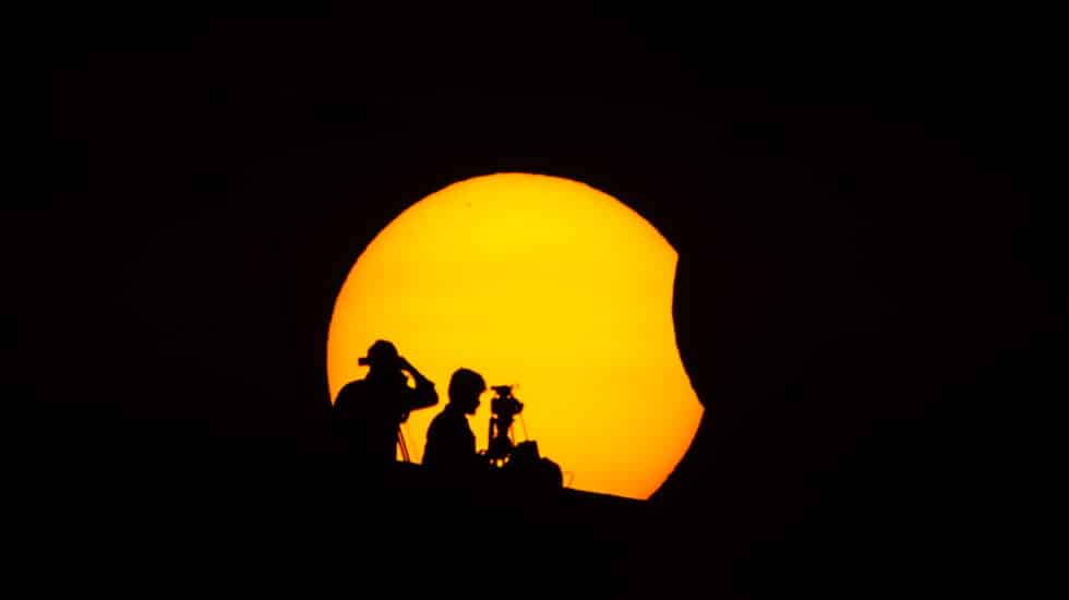 Profesionales ven el eclipse parcial solar en Chennai (India). Profesionales ven el eclipse parcial solar en Chennai (India).