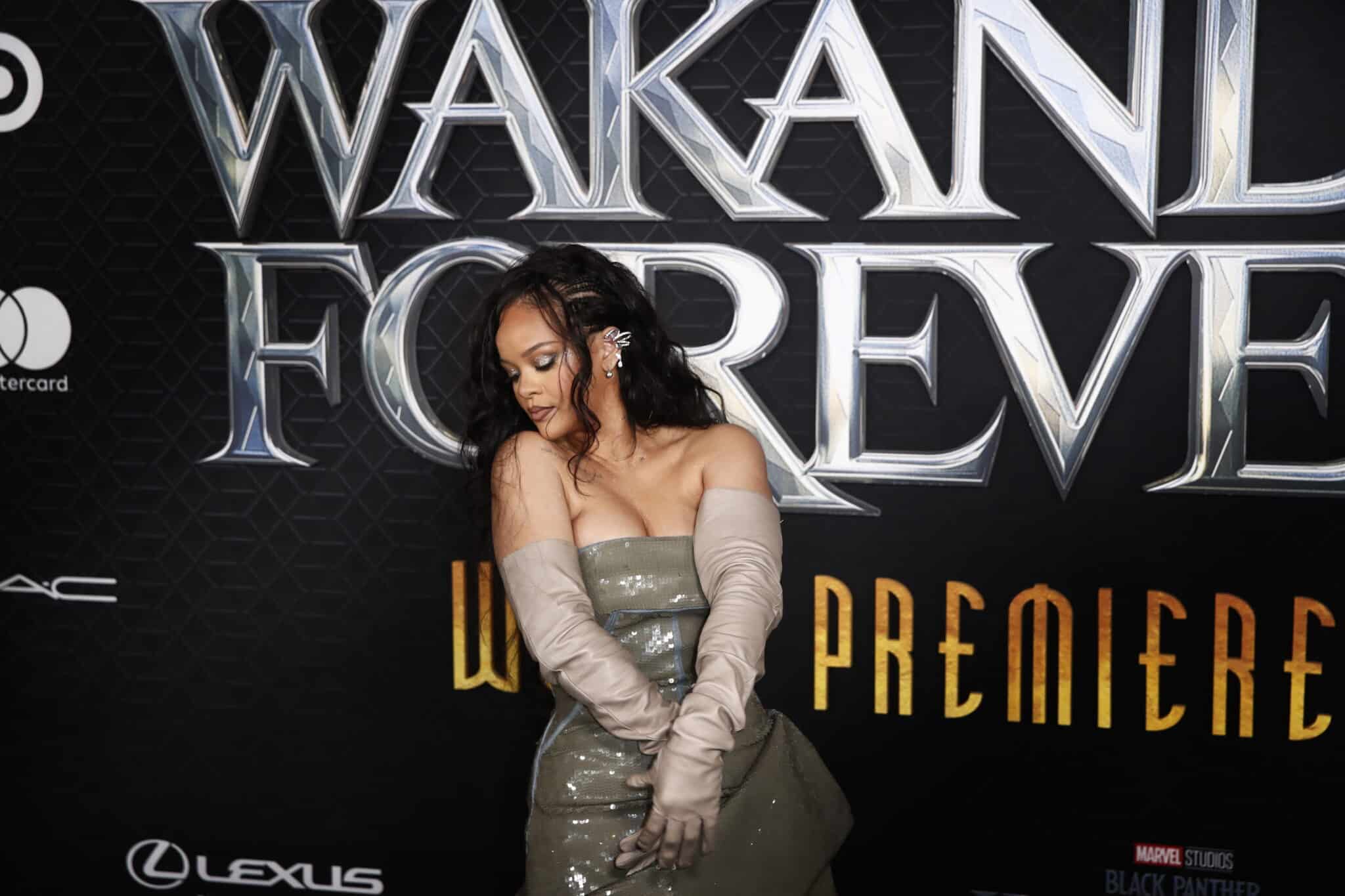 La cantante barbadense Rihanna asiste al estreno de 'Black Panther: Wakanda Forever' de Marvel en el Dolby Theatre de Los Ángeles, California, EE