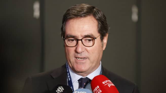 Garamendi cree que Yolanda Díaz "más que sumar, resta" El presidente de la CEOE, Antonio Garamendi, atiende a los medios durante el XXI Congreso de directivos CEDE (Confederación Española de Directivos y Ejecutivos)