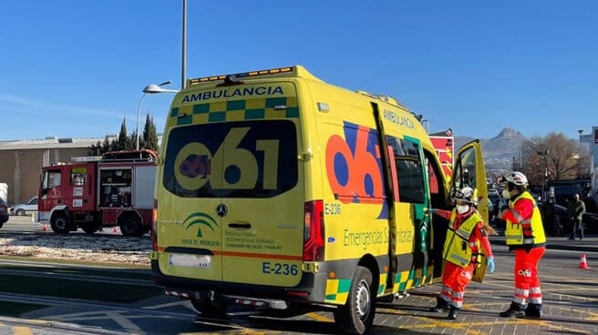 Cinco personas heridas tras derrumbarse parte de una vivienda en obras Ambulancia y camión de bomberos durante un servici