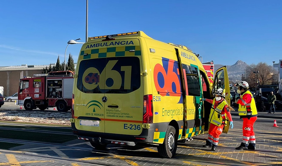 Ambulancia y camión de bomberos durante un servici