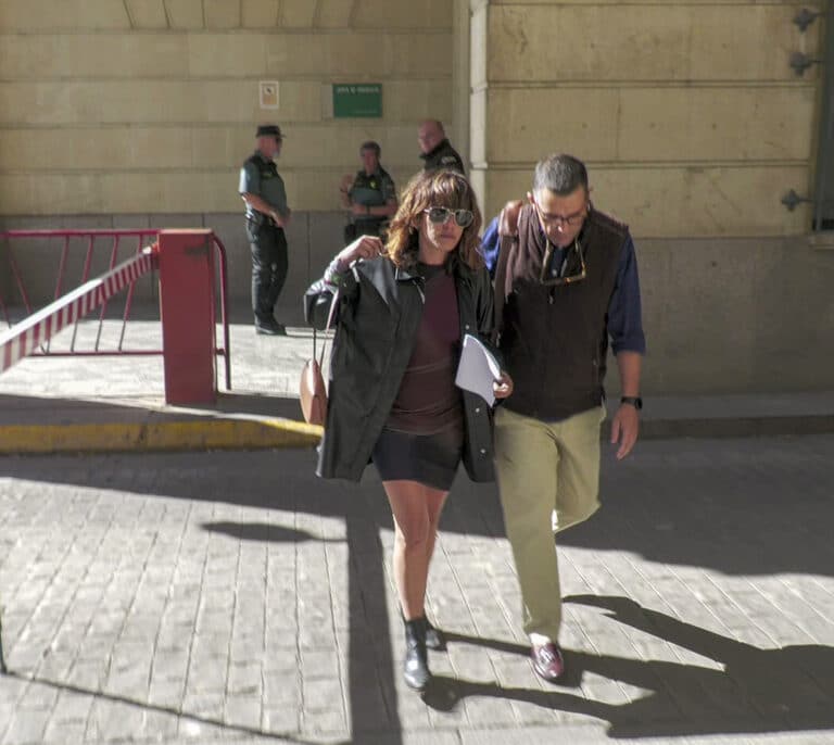 La actriz María León queda en libertad provisional tras ser detenida por agredir a un policía en Sevilla
