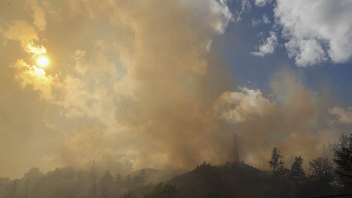 Desalojan varias viviendas por el avance del incendio en Balmaseda (Bizkaia)