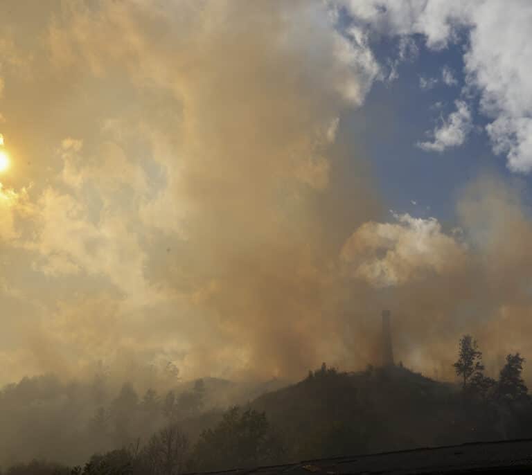 Desalojan varias viviendas por el avance del incendio en Balmaseda (Bizkaia)