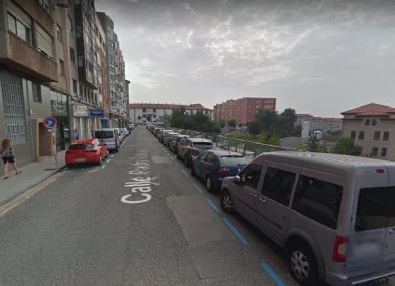 Un conductor se niega a un control de alcoholemia en Santander y al huir choca con dos coches