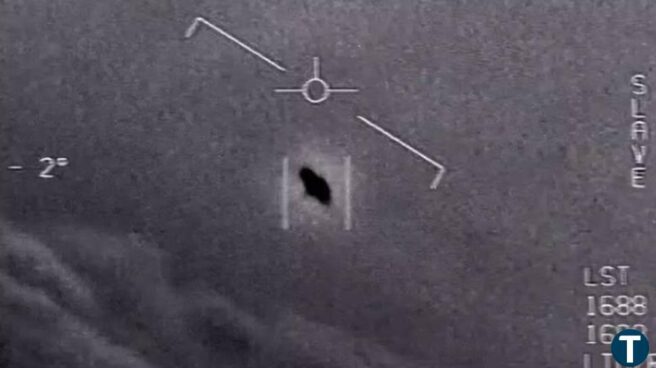 En una imagen de un video de 2015, se ve un objeto inexplicable en el centro mientras se eleva entre las nubes, viajando contra el viento.