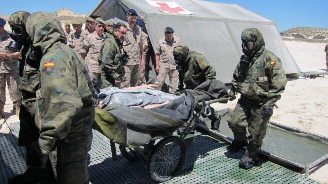 El Ejército compra 166 trajes de máxima protección contra agentes químicos, biológicos y radioactivos por más de 600.000 euros El Rey conoce el proceso de descontaminación de agentes NBQ del Ejército