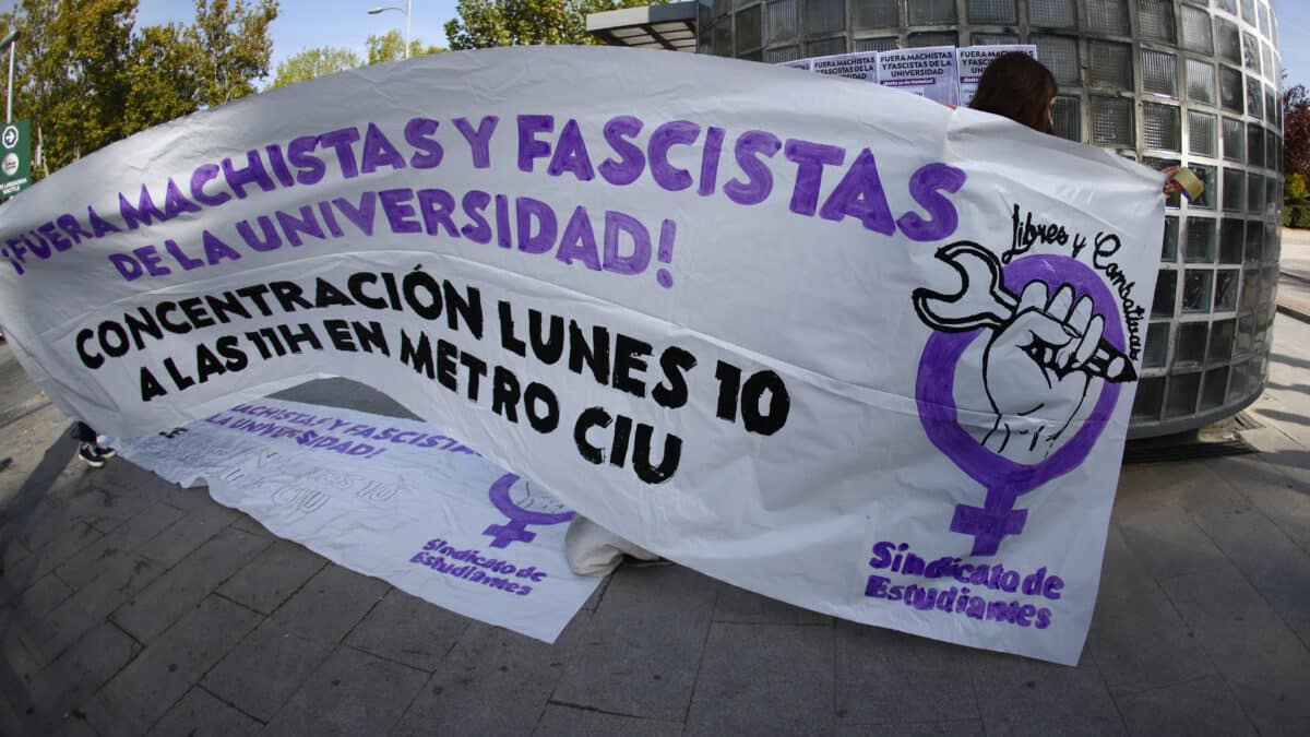 Concentración convocada por el Sindicato de Estudiantes en protesta por los gritos machistas de residentes del Colegio Mayor Elías Ahuja en la Avenida Complutense en Madrid, este viernes.
