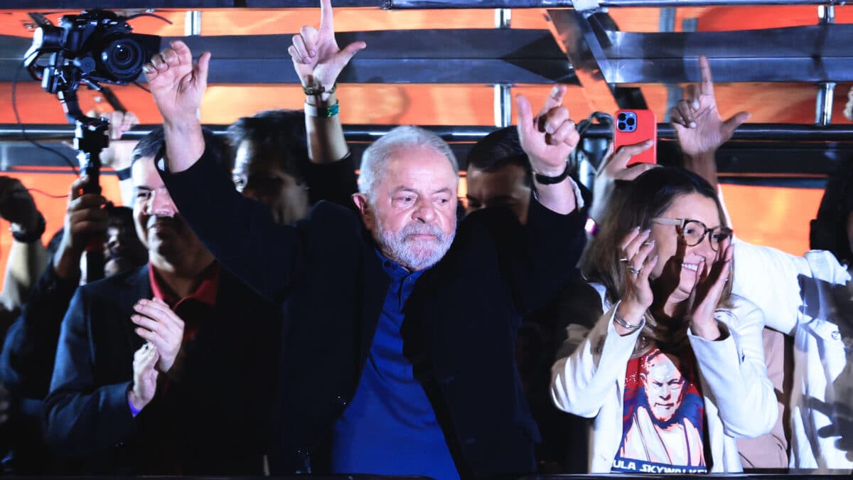 Lula habla ante simpatizantes en la noche electoral de Brasil.