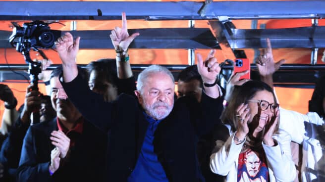 Lula habla ante simpatizantes en la noche electoral de Brasil. Lula habla ante simpatizantes en la noche electoral de Brasil.
