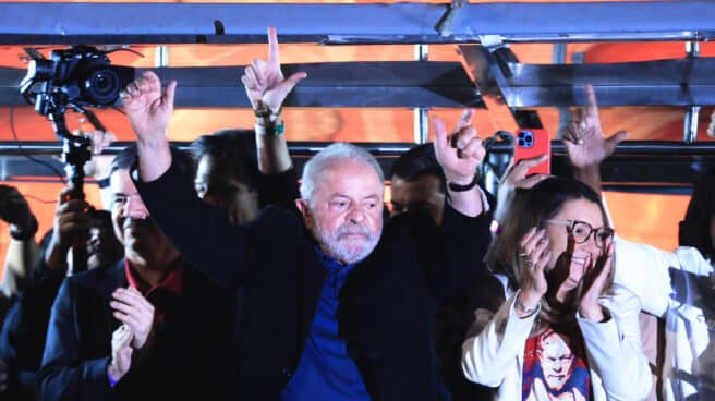 Lula habla ante simpatizantes en la noche electoral de Brasil.