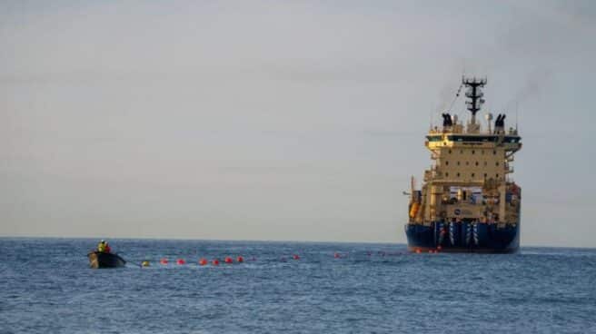 2Africa, el cable submarino de fibra óptica más largo jamás desplegado, aterriza en Barcelona Colocación del cable submarino de fibra óptica 2Africa