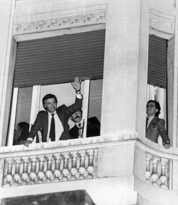 Felipe González -con Alfonso Guerra a la derecha de la imagen- saluda tras el triunfo socialista en 1982.
