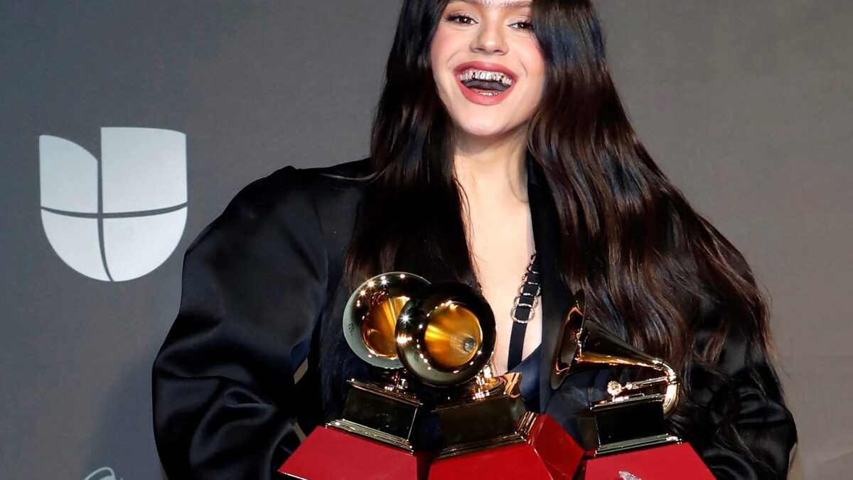 La cantante Rosalía posa con sus tres Grammy Latinos al Mejor Disco del Año, Mejor, Álbum de Pop, ambos galardones por 'El mal querer', y Mejor Canción por ‘Con Altura'