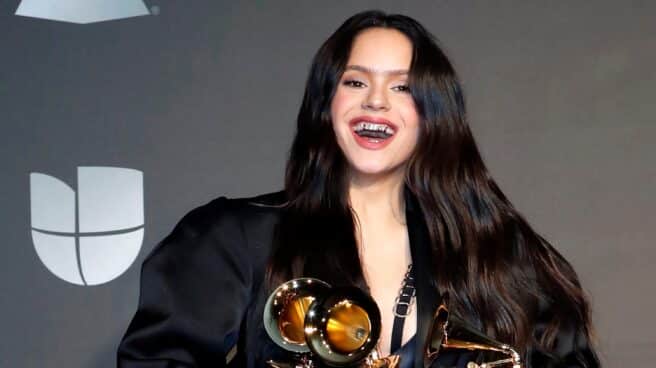 La cantante Rosalía posa con sus tres Grammy Latinos al Mejor Disco del Año, Mejor, Álbum de Pop, ambos galardones por 'El mal querer', y Mejor Canción por ‘Con Altura'