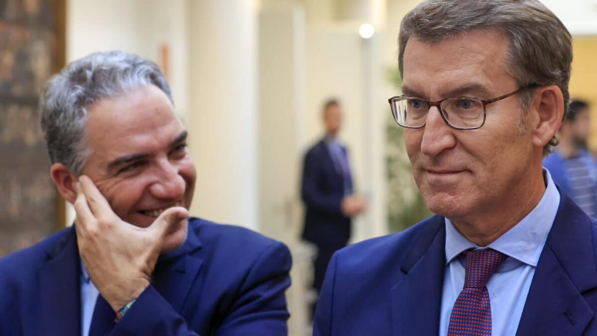 El presidente del PP Alberto Nuñez Feijóo (d), durante la sesión de control al gobierno, este martes en el Senado en Madrid.-