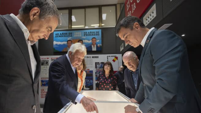 Zapatero, González y Sánchez, en la exposición del triunfo socialista de 1982.