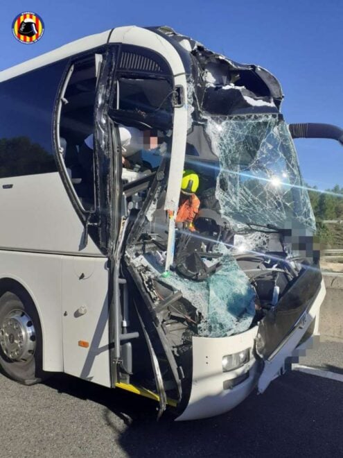 Un total de 18 heridos leves en un accidente entre un autobús y un camión en la A-7 