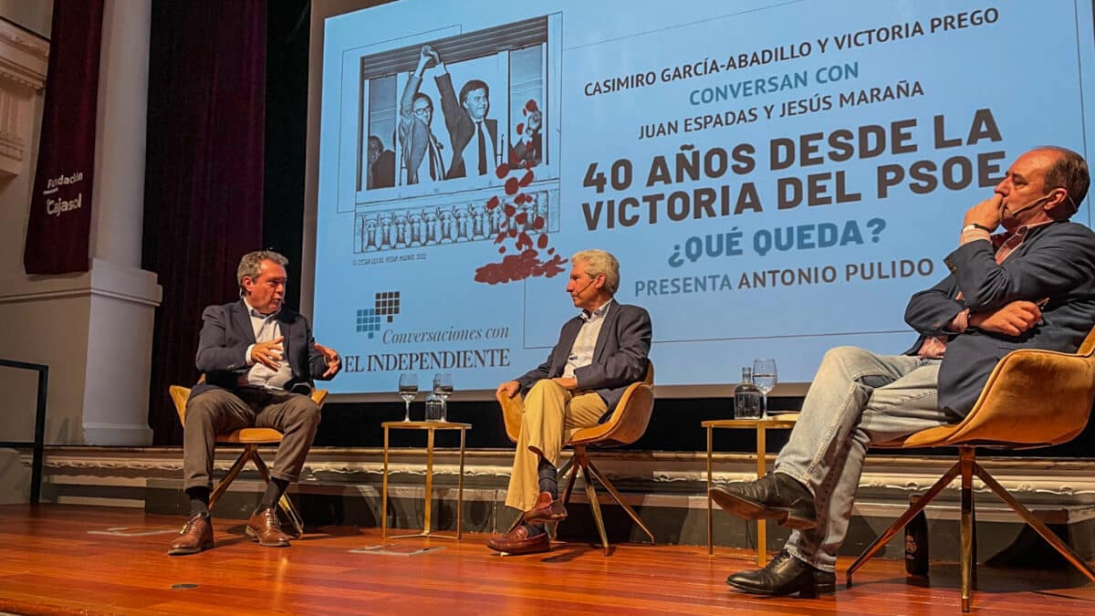 Juan Espadas, Casimiro García-Abadillo y Jesús Maraña, en un momento del acto celebrado en la Fundación Cajasol.