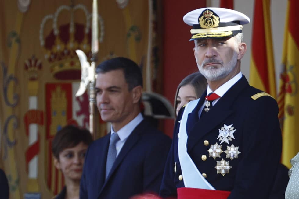 El rey Felipe VI preside el desfile del Día de la Fiesta Nacional, este miércoles, en Madrid, acompañado por la infanta Sofía y por el presidente del Gobierno, Pedro Sánchez.