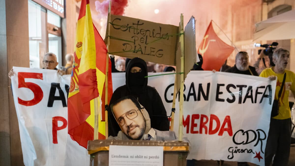 Quema de una imagen de Pere Aragonès junto a la bandera de España en Gerona