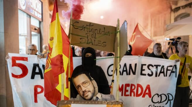 Quema de una imagen de Pere Aragonès junto a la bandera de España en Gerona Quema de una imagen de Pere Aragonès junto a la bandera de España en Gerona