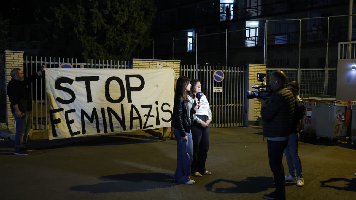 Paula Estaca (c), de Más Madrid, durante la concentración celebrada en la noche de este jueves frente al Colegio Mayor Elías Ahuja