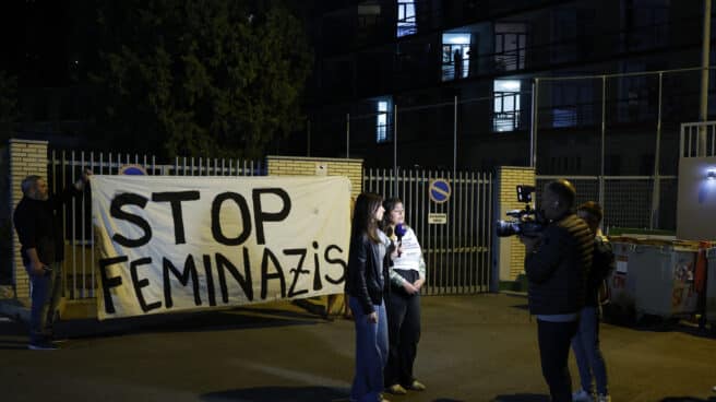 El rugido de la nueva jauría. Las futuras manadas afilan sus garras. ¡Basta ya! Paula Estaca (c), de Más Madrid, durante la concentración celebrada en la noche de este jueves frente al Colegio Mayor Elías Ahuja