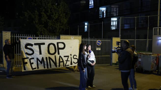 Paula Estaca (c), de Más Madrid, durante la concentración celebrada en la noche de este jueves frente al Colegio Mayor Elías Ahuja