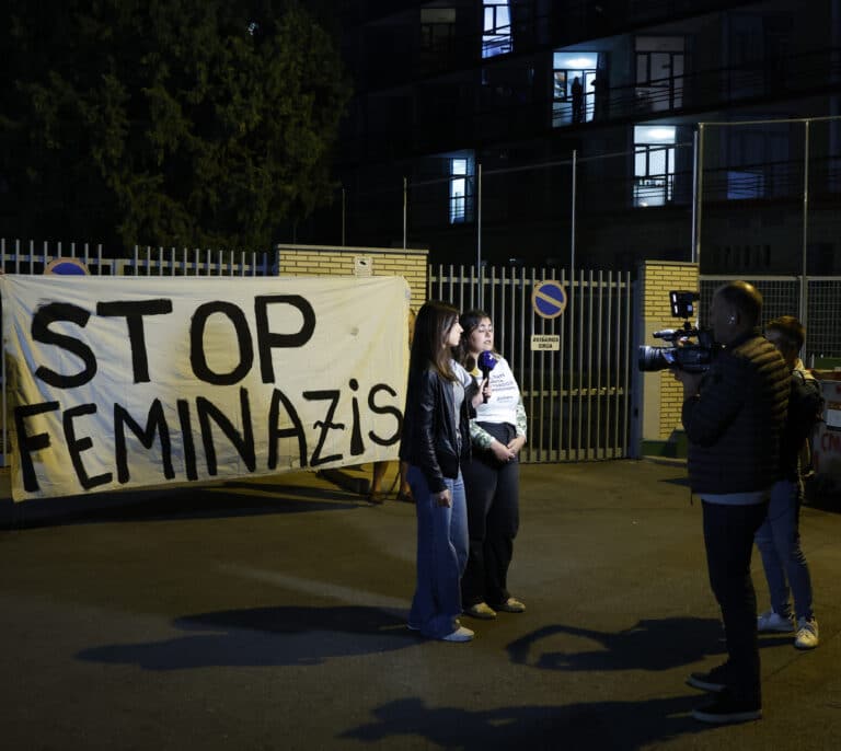 El rugido de la nueva jauría. Las futuras manadas afilan sus garras. ¡Basta ya!