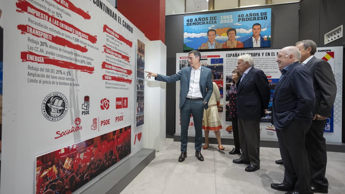 El secretario general del PSOE y presidente del Gobierno, Pedro Sánchez, junto a los expresidentes Felipe González y José Luis Rodríguez Zapatero